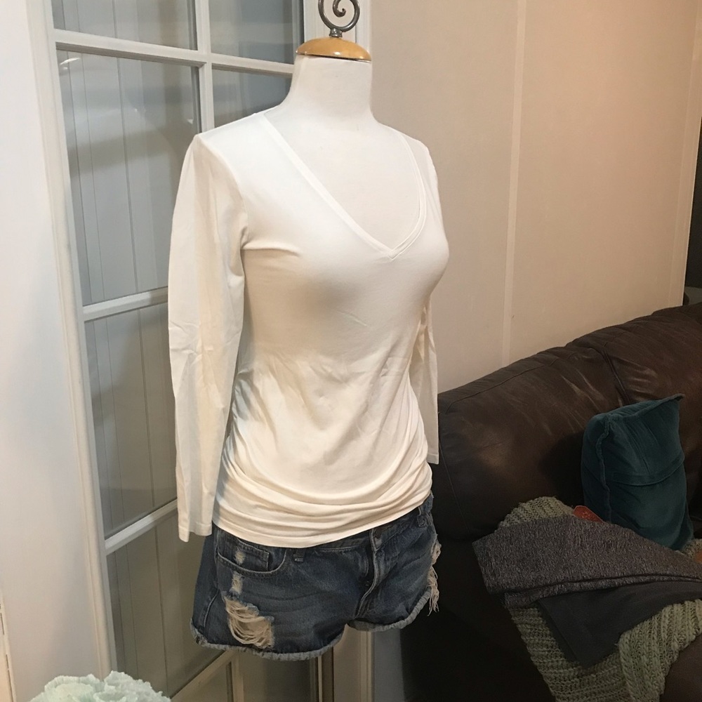 Old navy maternity fitted white v neck shirt